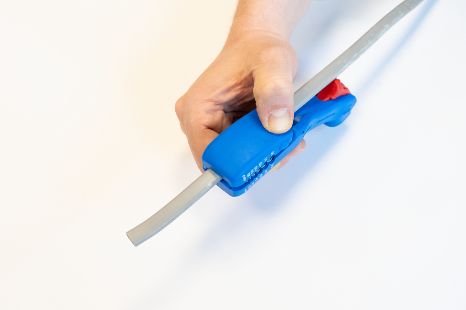 4in1 Flat and Round Cable Stripper | for all common flat cables up to a width of 18 mm and all common round cables with a diameter of 6-13 mm