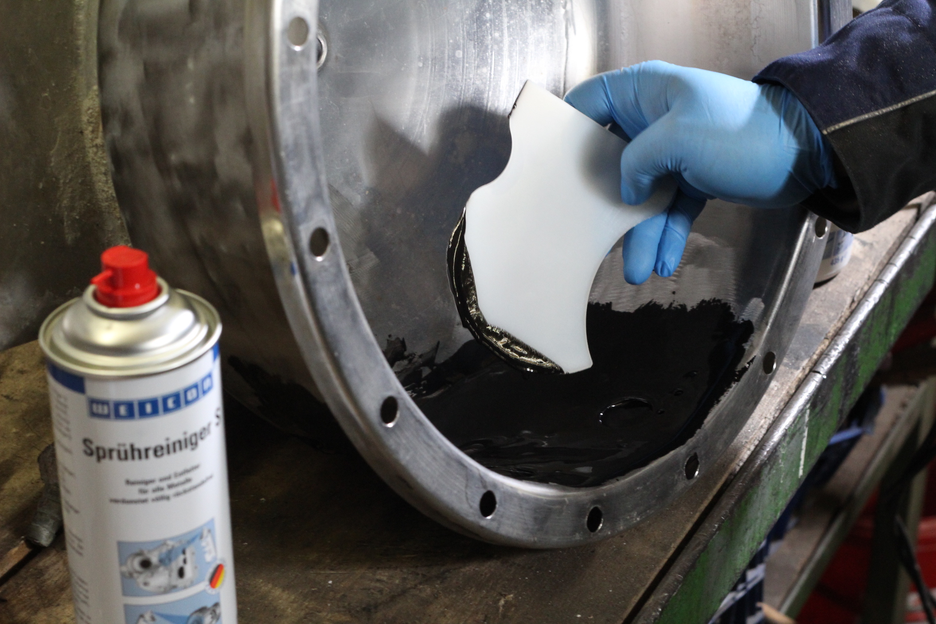 WEICON WR | steel-filled liquid epoxy resin system for casting and gap compensation