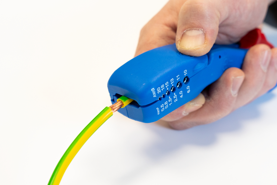 4in1 Flat and Round Cable Stripper | for all common flat cables up to a width of 18 mm and all common round cables with a diameter of 6-13 mm