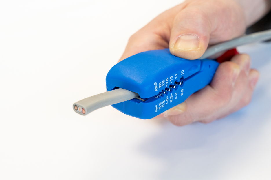 4in1 Flat and Round Cable Stripper | for all common flat cables up to a width of 18 mm and all common round cables with a diameter of 6-13 mm