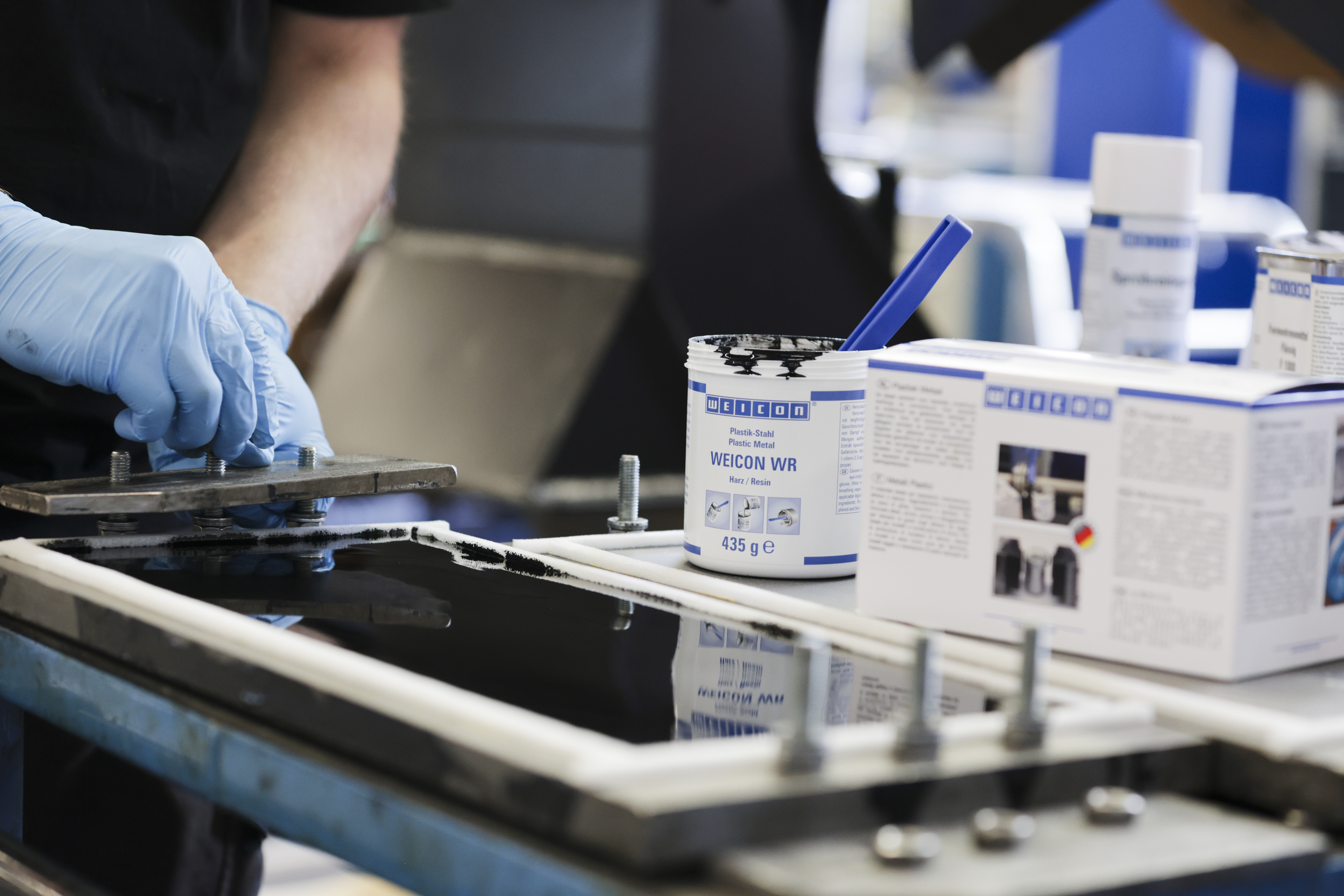 WEICON WR | steel-filled liquid epoxy resin system for casting and gap compensation