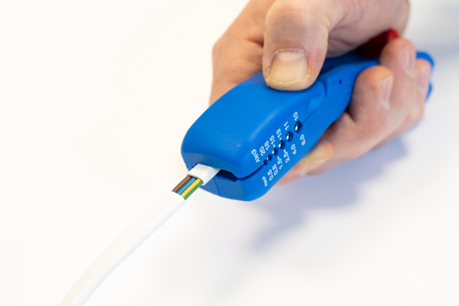 4in1 Flat and Round Cable Stripper | for all common flat cables up to a width of 18 mm and all common round cables with a diameter of 6-13 mm