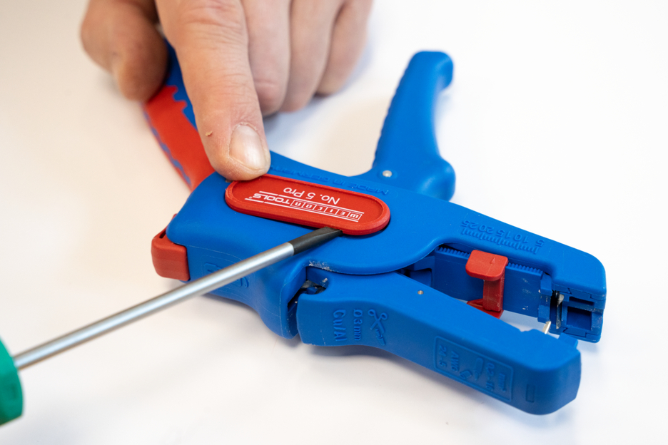 Wire Stripper No. 5 Pro LED Set
 | 2-piece set incl. wire stripper and LED Work Light