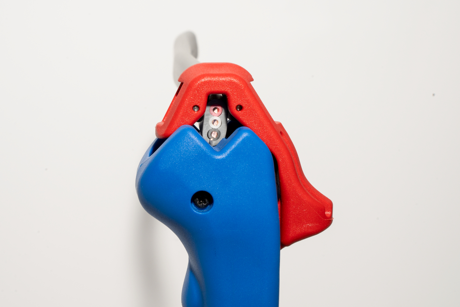 4in1 Flat and Round Cable Stripper | for all common flat cables up to a width of 18 mm and all common round cables with a diameter of 6-13 mm