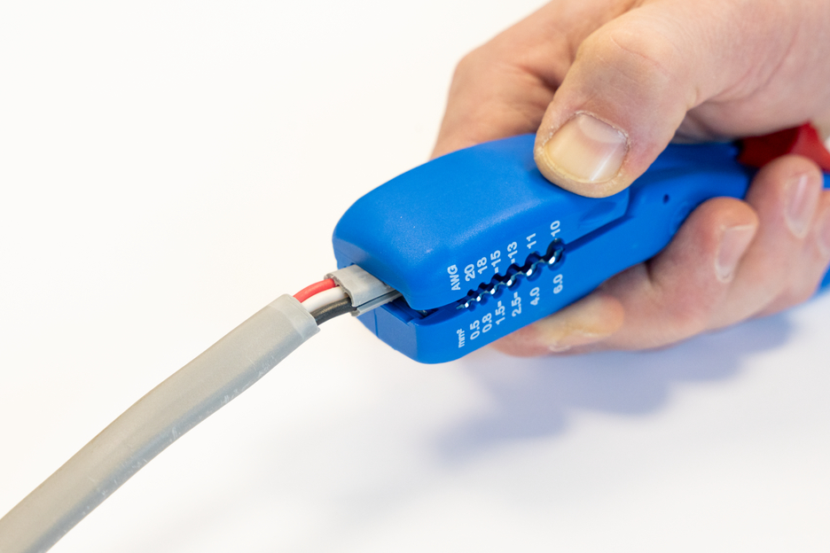 4in1 Flat and Round Cable Stripper | for all common flat cables up to a width of 18 mm and all common round cables with a diameter of 6-13 mm