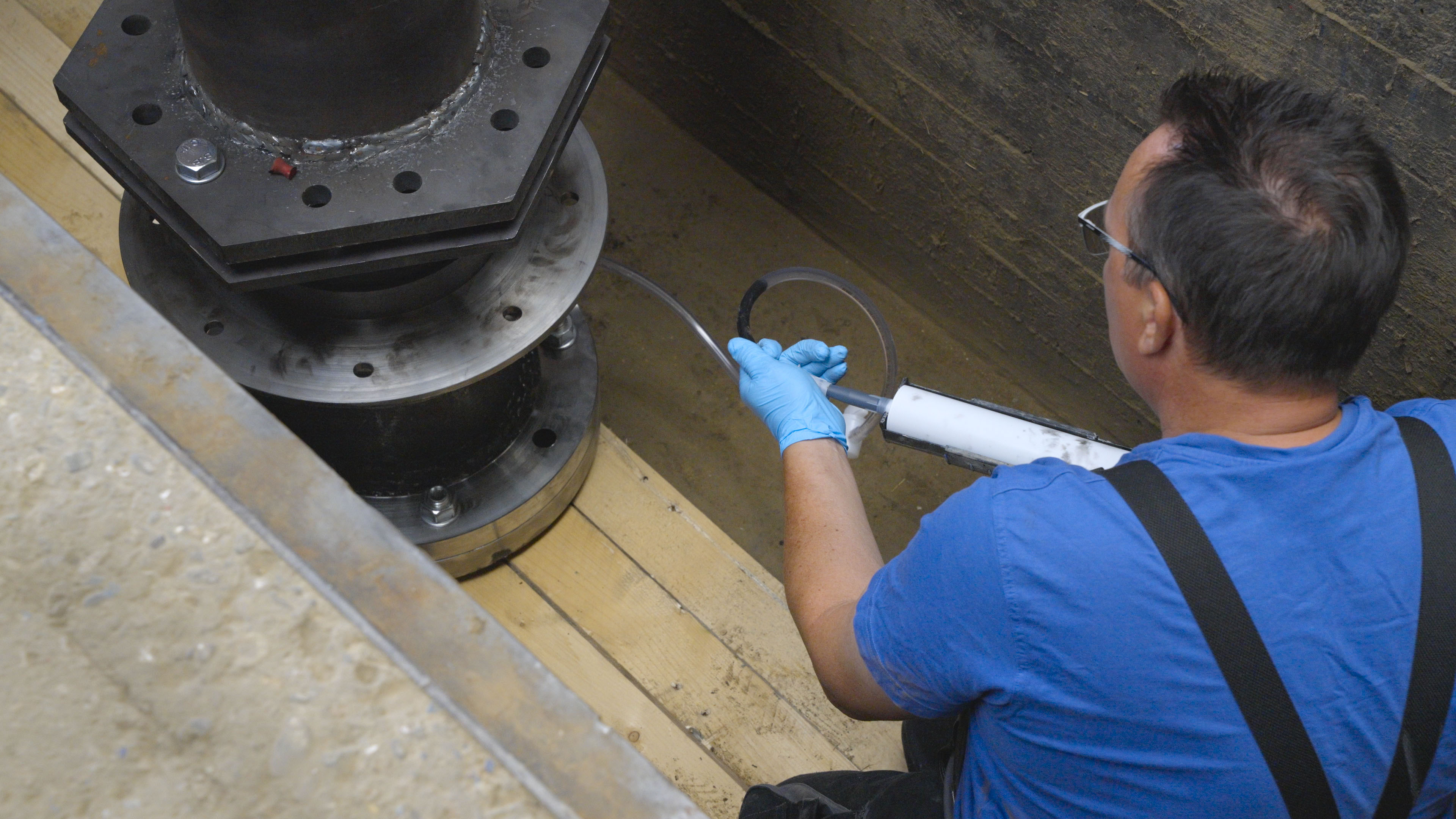 WEICON WR | steel-filled liquid epoxy resin system for casting and gap compensation