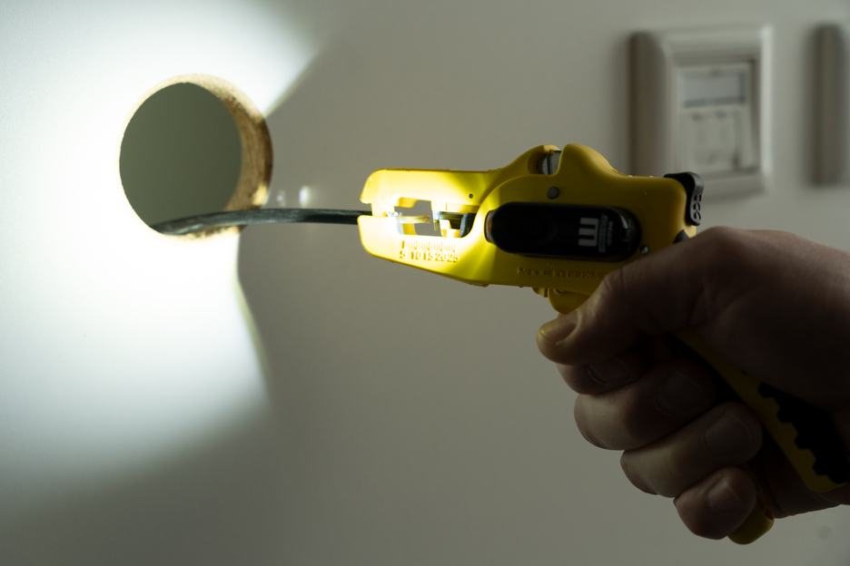 LED Work Light | Three brightness settings ensure excellent visibility and safe work in dark environments
