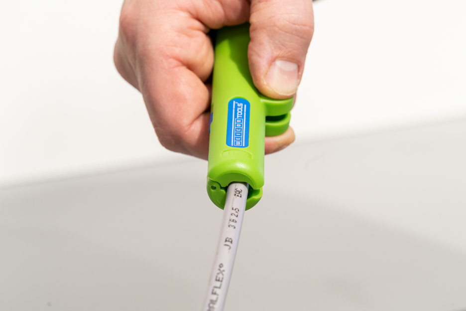 Round Cable Stripper No. 13 Green Line  | Stripping tools made from up to 97% renewable raw materials I for stripping all common round cables I working range 6,0 - 13,0 mm Ø