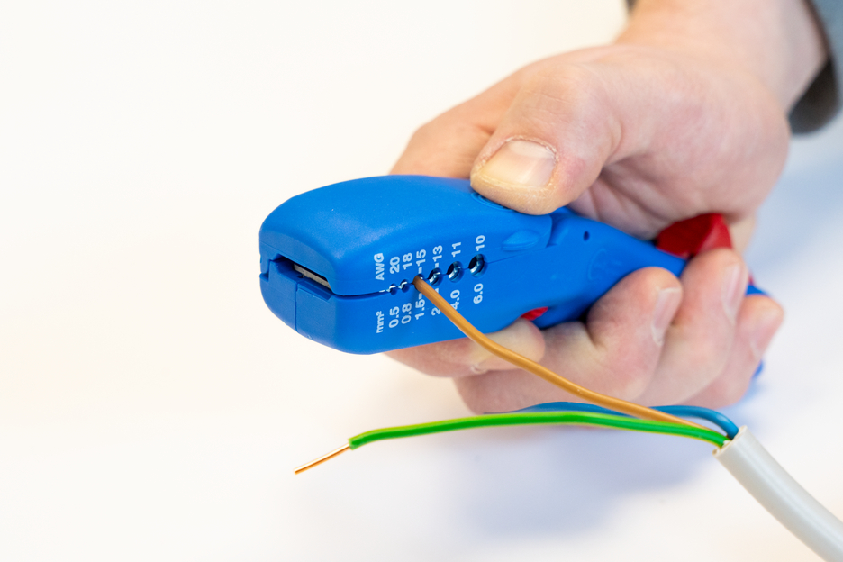 4in1 Flat and Round Cable Stripper | for all common flat cables up to a width of 18 mm and all common round cables with a diameter of 6-13 mm