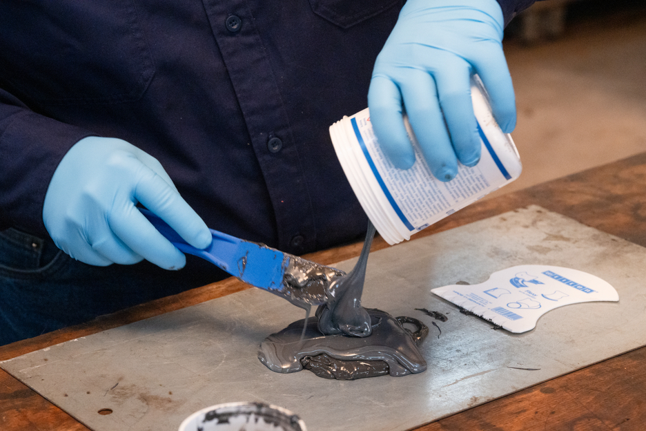 WEICON HB 300 | high-temperature-resistant epoxy resin system for repairs and moulding