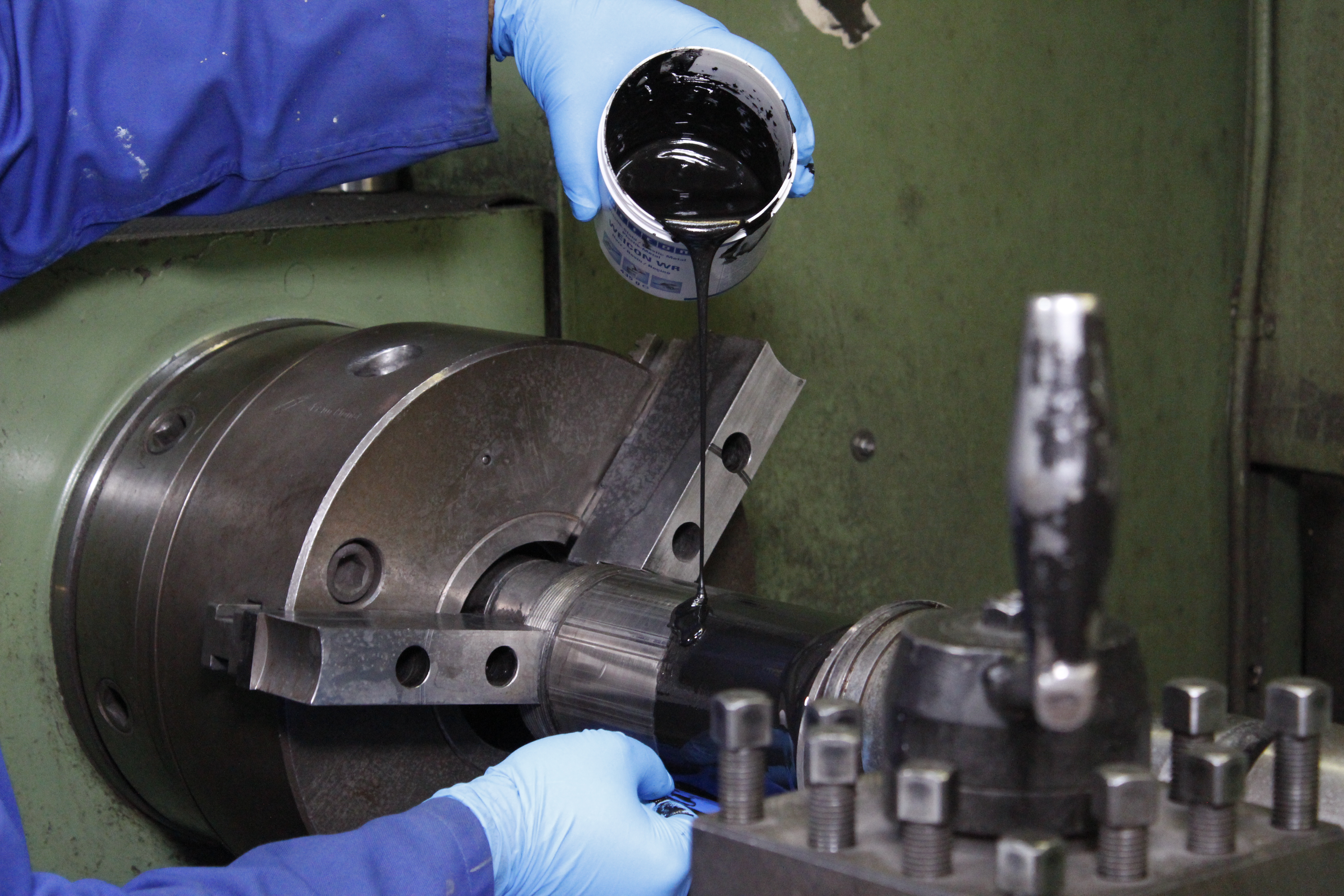 WEICON WR | steel-filled liquid epoxy resin system for casting and gap compensation