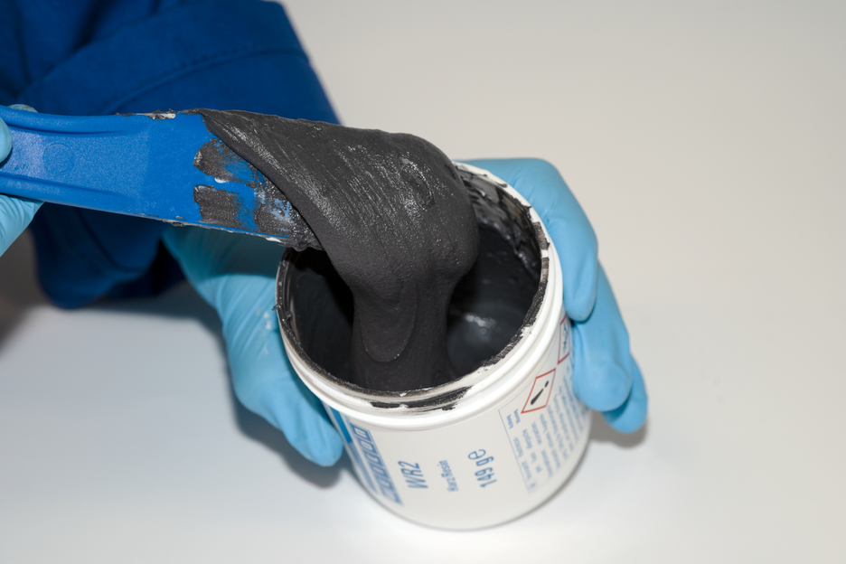 WEICON WR2 | mineral-filled epoxy resin system for repairs and gap compensation