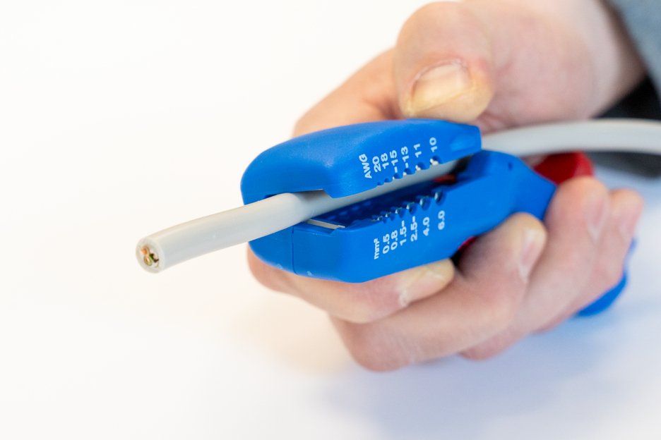 4in1 Flat and Round Cable Stripper | for all common flat cables up to a width of 18 mm and all common round cables with a diameter of 6-13 mm
