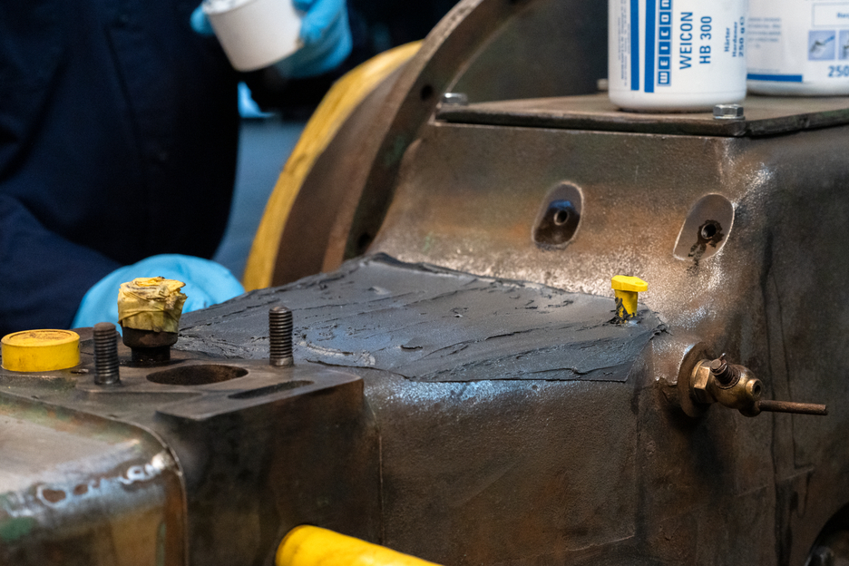 WEICON HB 300 | high-temperature-resistant epoxy resin system for repairs and moulding