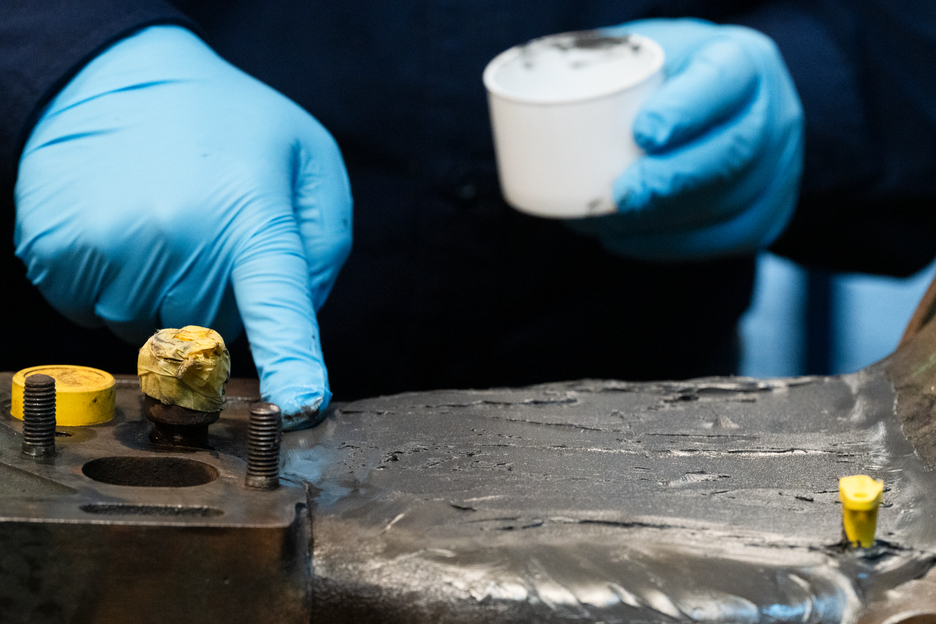 WEICON HB 300 | high-temperature-resistant epoxy resin system for repairs and moulding