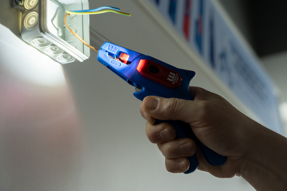 Wire Stripper No. 5 LED Set
 | 2-piece set incl. wire stripper and LED Work Light