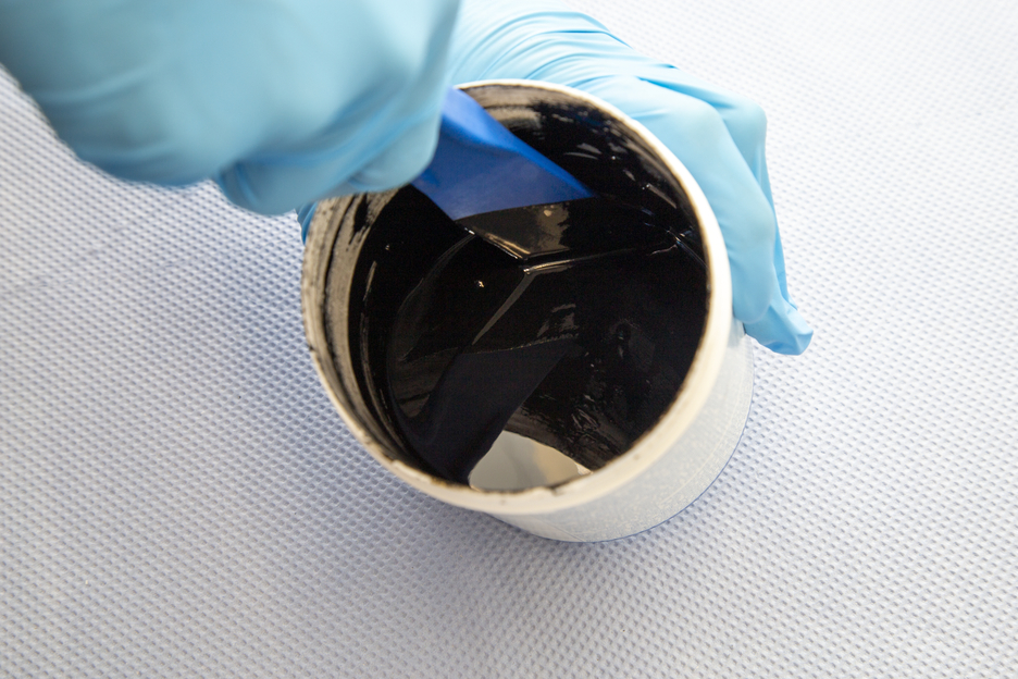 WEICON WR | steel-filled liquid epoxy resin system for casting and gap compensation