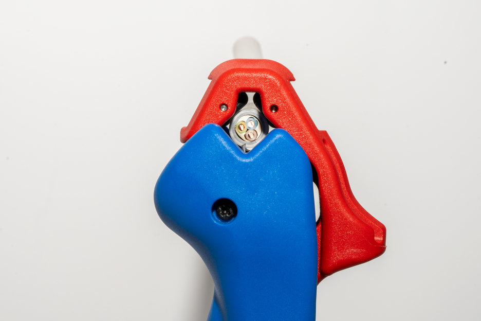 4in1 Flat and Round Cable Stripper | for all common flat cables up to a width of 18 mm and all common round cables with a diameter of 6-13 mm