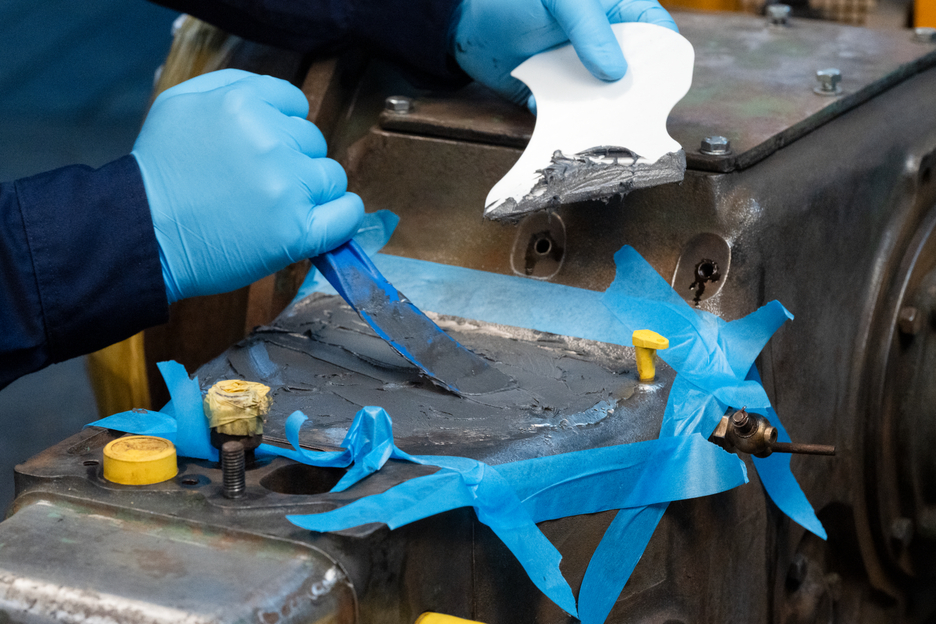 WEICON HB 300 | high-temperature-resistant epoxy resin system for repairs and moulding