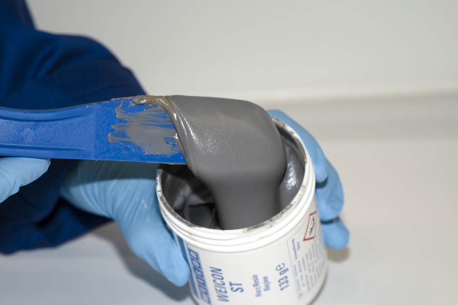 WEICON ST | metallic-filled epoxy resin system for repairs and moulding