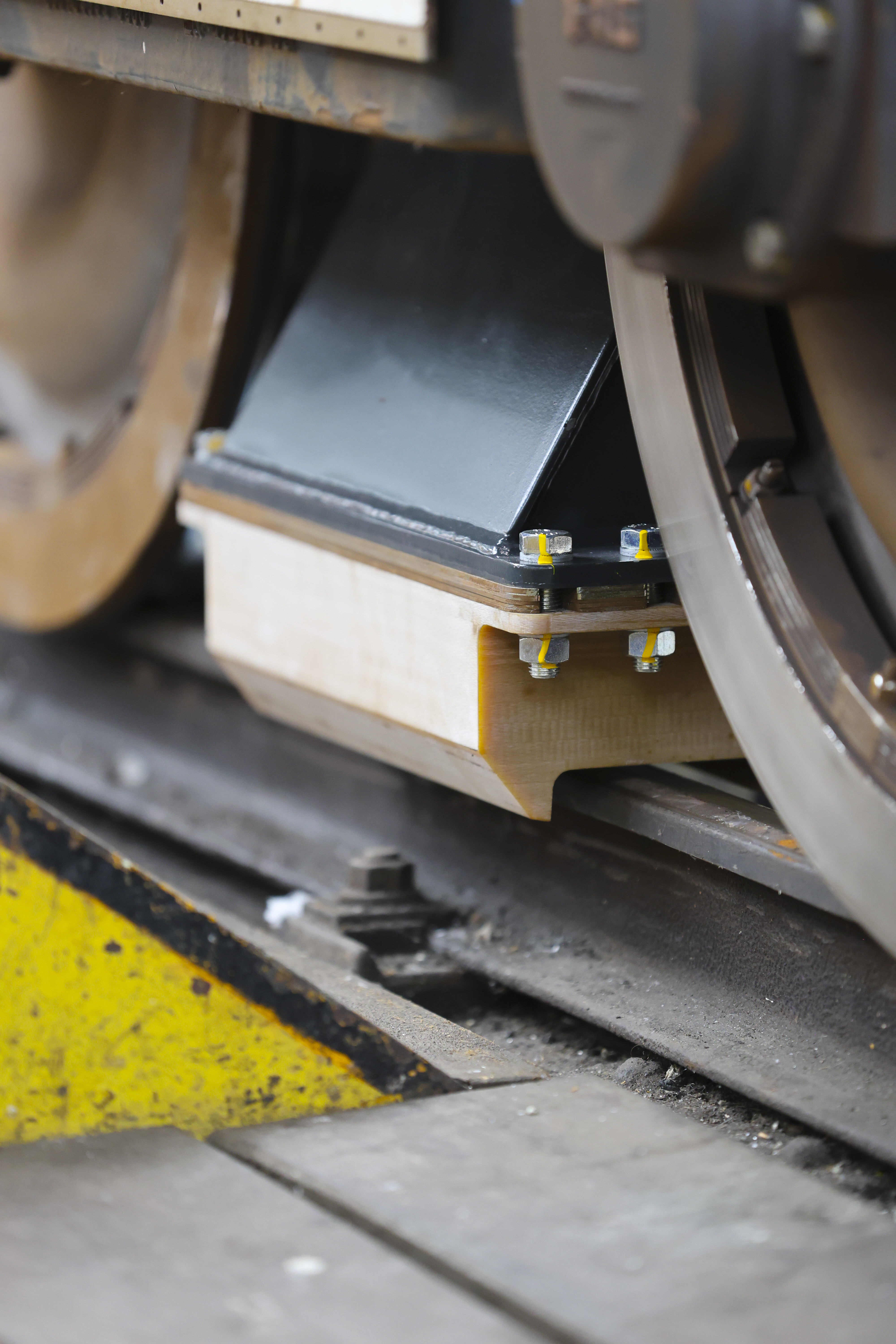 WEICON WR | steel-filled liquid epoxy resin system for casting and gap compensation